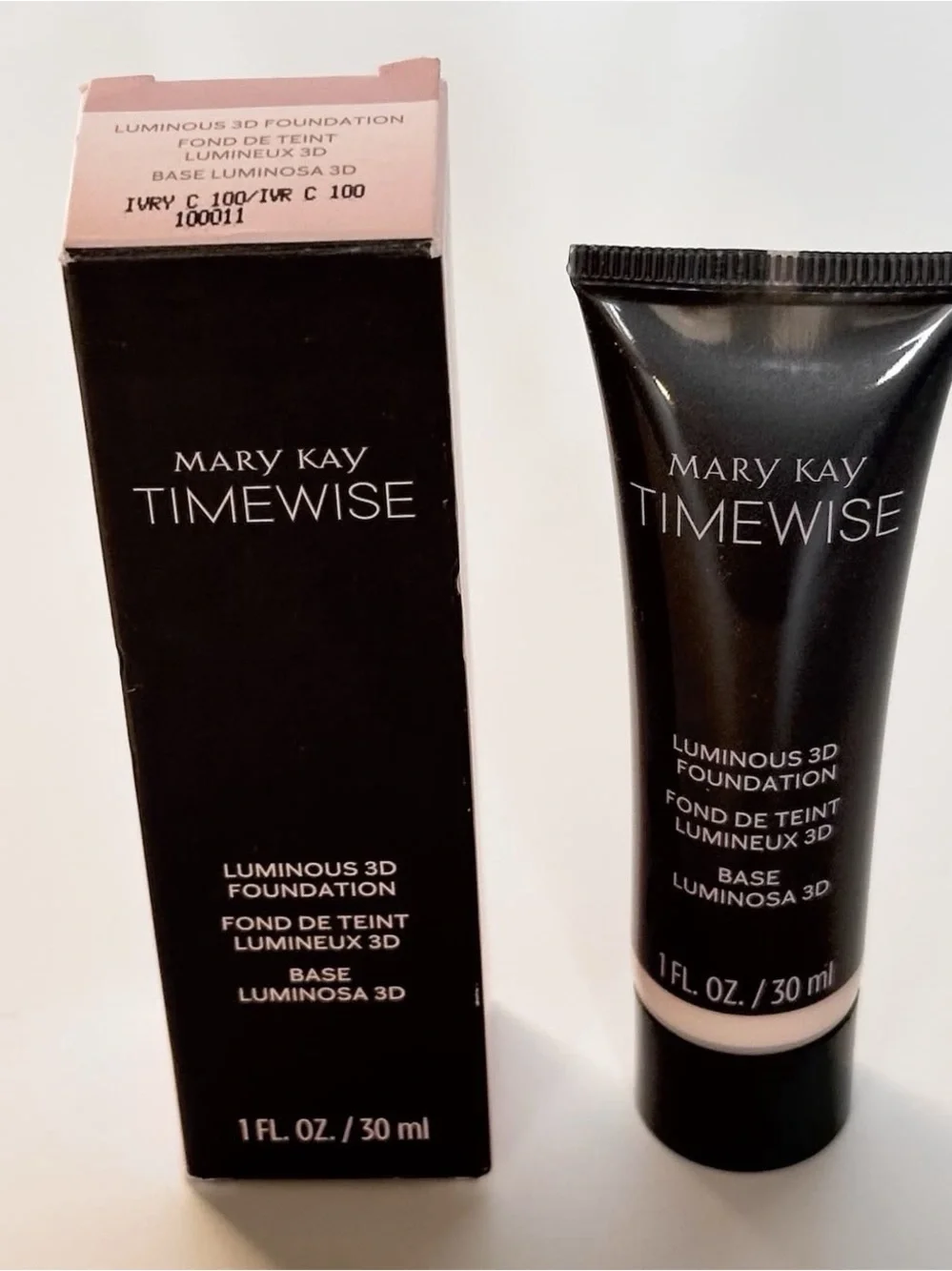 Mary Kay TimeWise Foundation - Ivory C 100 (Black & Pink Accents)